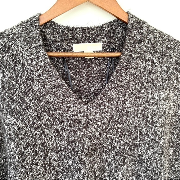 Michael Kors sweater with v-neck and short bat-wing sleeves - Picture 4 of 11